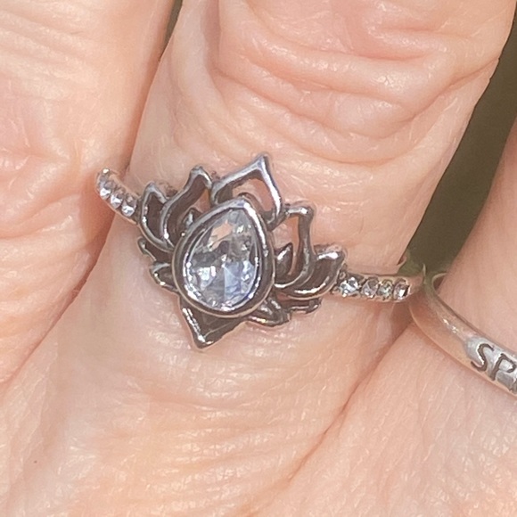 Lotus ring White Zircon silver plated flower ring with crystal accent - Picture 8 of 15
